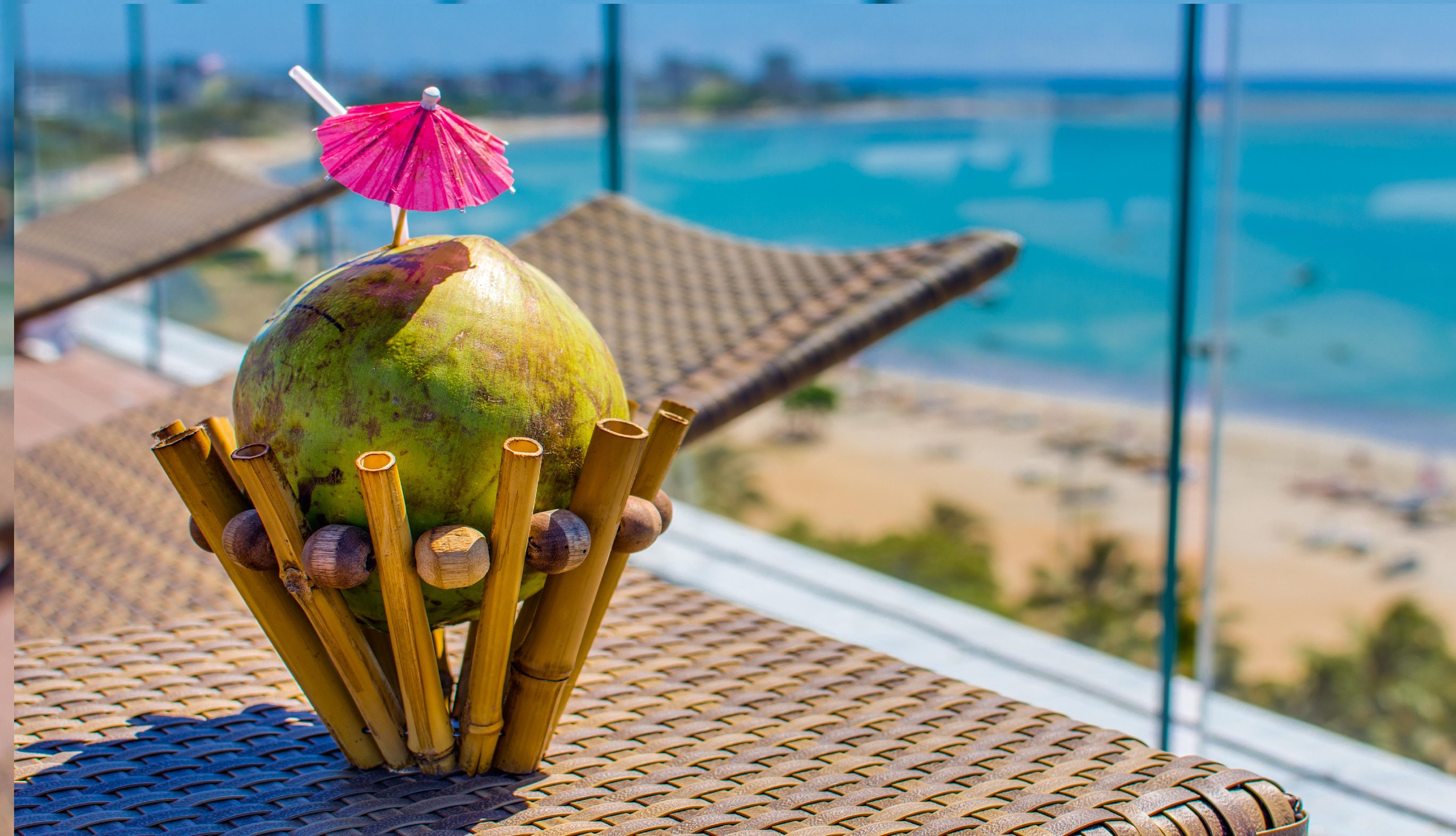 Meridiano Hotel Maceió Zewnętrze zdjęcie A coconut drink